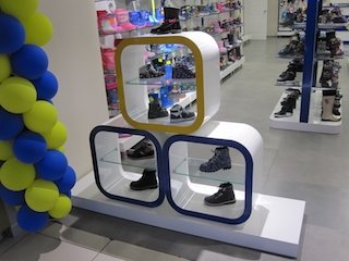 Торговая стойка для обуви в детский магазин