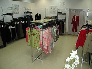 Торговая стойка для женской одежды и аксессуаров