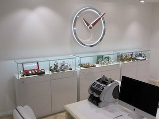 Мебель для магазина часов